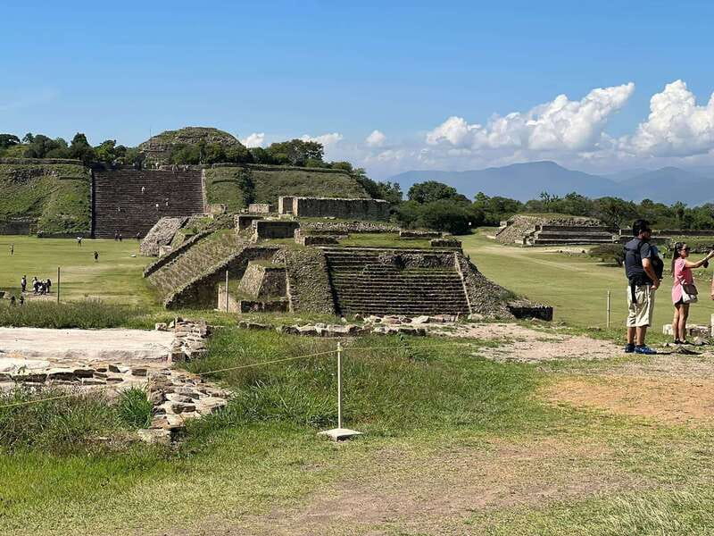 Oaxaca de Juarez: Monte Alban Half-Day Tour - From 5 de Mayo 300 to the mountaintop