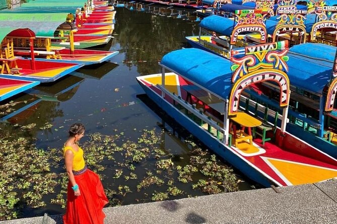 Pako ToursMX Trajinera Fiesta Float- Xochimilco Mexico City - Buying food from boats that pull alongside