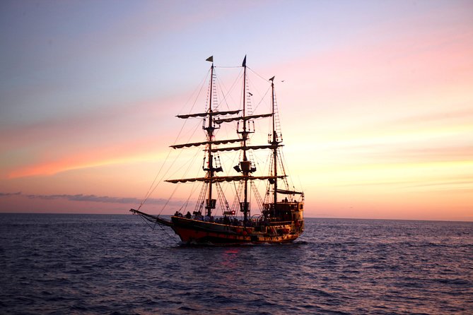 Pirate Ship Sunset Dinner and Show in Los Cabos - The open bar and drink service
