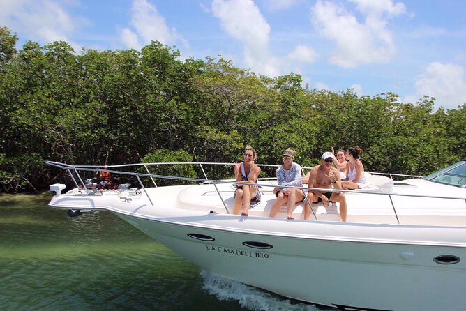 Private 50FT Yacht Rental in Cancún P8 - Crew service and special occasions