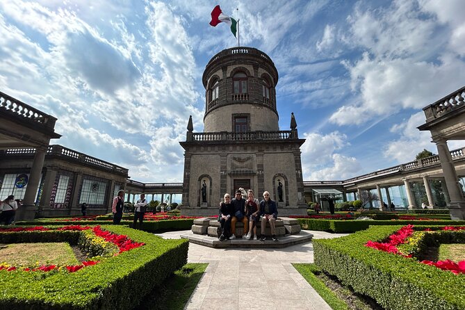 PRIVATE Tour Chapultepec Castle - The uphill walk to Chapultepec Castle