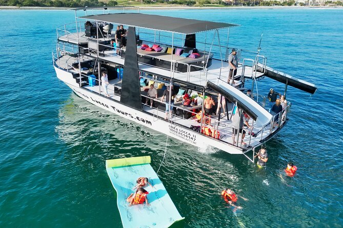 Private Yacht Charter ChicaFUN 2 Waterslides All Inclusive - What Your Four Hours on ChicaFUN 2 Are Like
