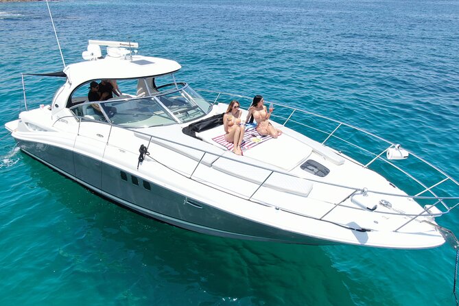 Private Yacht Sea Ray all-inclusive charter in Cabo - Crew service makes the difference
