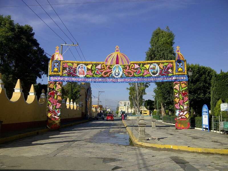 Puebla: Cholula Magical Town Tour by Double-Decker Bus - Santa María Tonanzintla, decoration without restraint