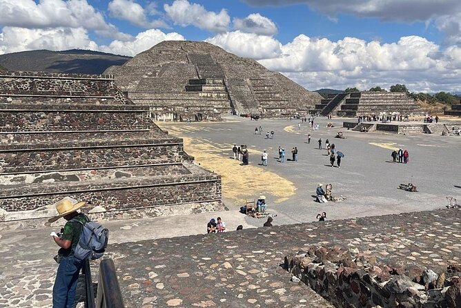 Pyramids of Teotihuacan without traps for tourists morning or afternoon - The Avenue of the Dead puts the site in perspective