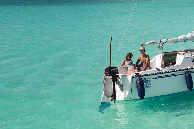 Sailboat tour across the seven colors lagoon in Bacalar - What the small group size really means