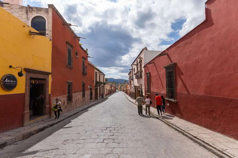 San Miguel: Landmarks and Lunch Walking Tour in English - Markets and local merchants
