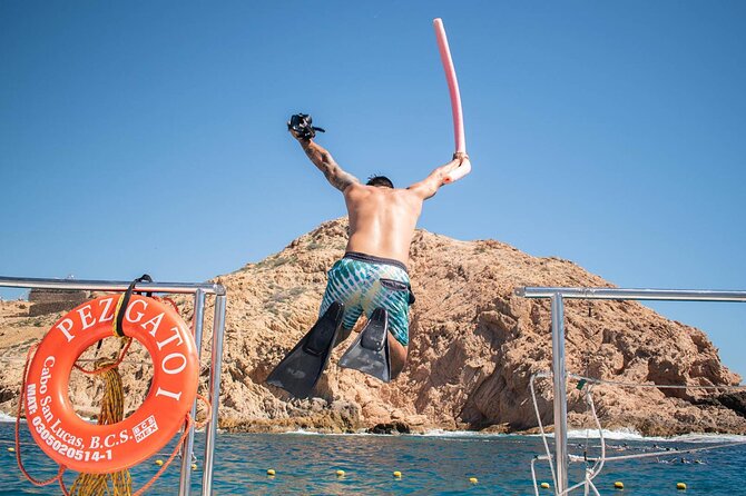 Snorkel Cruise in Los Cabos - Pelican Rock and the first views from the water