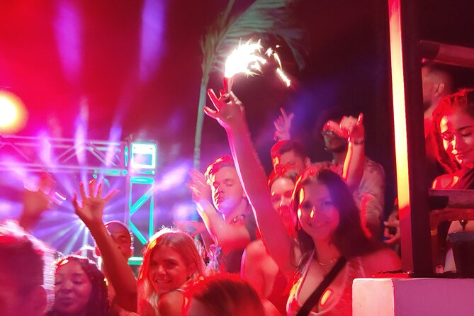 Social PubCrawl Playa del Carmen - The Roof Bar splits the music choice