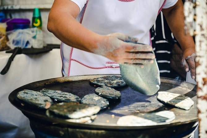 Street Food Tour with Friends - Key points at a glance