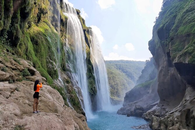 Tamul waterfall and water cave on a wooden canoe - Who should book this canoe tour