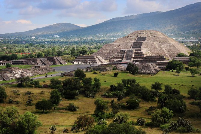 Teotihuacan & Basilica Guadalupe Tour with lunch - Guides, language, and the human side of the tour