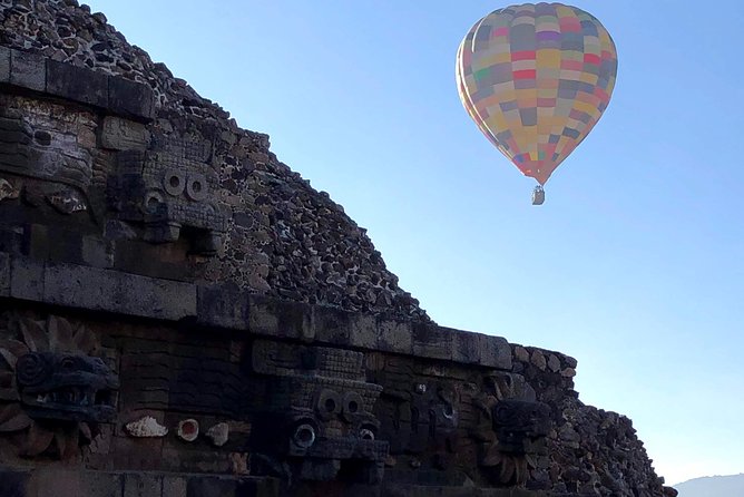 Teotihuacan Early Morning Tour: Avoid Crowds, & Expert Guide - Obsidian, textiles, agave, and mezcal after the ruins