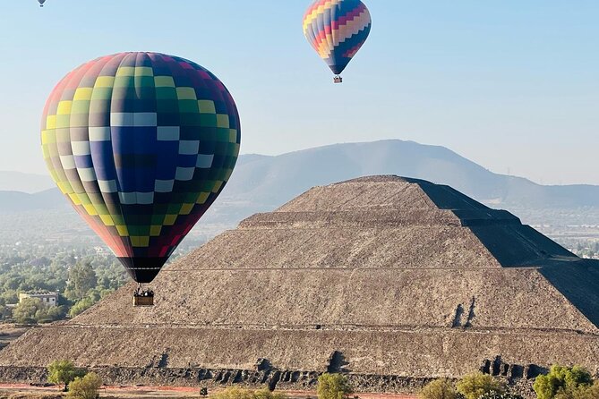 Teotihuacan Hot Air Balloon Flight - Meeting the crew and getting help in English