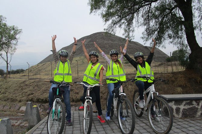 Teotihuacán plus Bike Tour - An old neighborhood and surviving mural painting