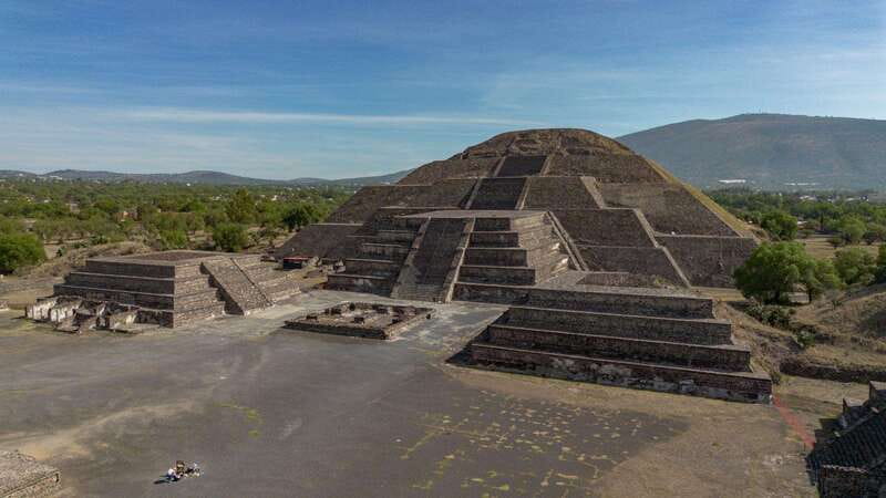 Teotihuacan Pyramids: Skip-the-Line Ticket - Walking the Avenue of the Dead