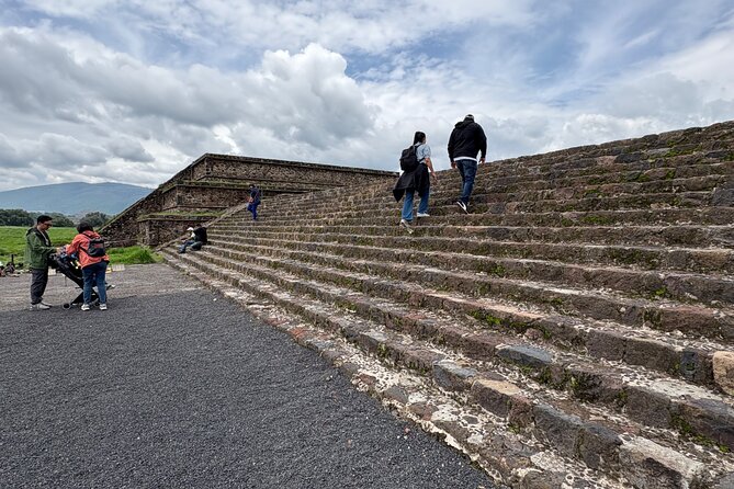 Teotihuacan Pyramids VIP Tour without Commercial Stops - Free time, bathrooms, and local vendors