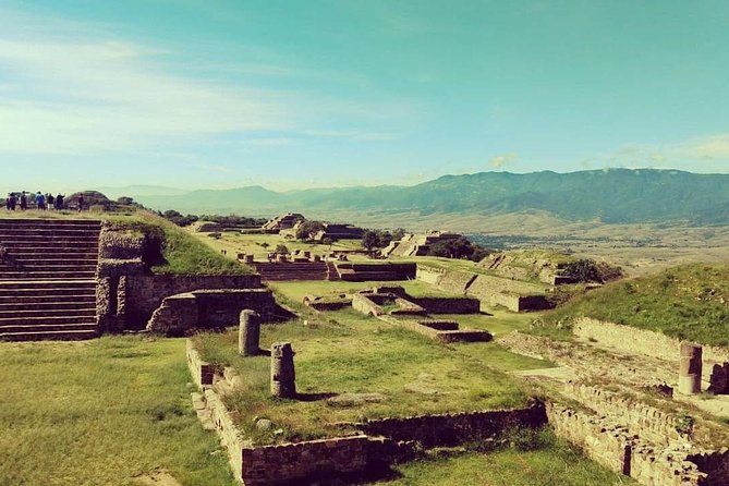 Tour Monte Albán "clasico" - Watching alebrijes take shape