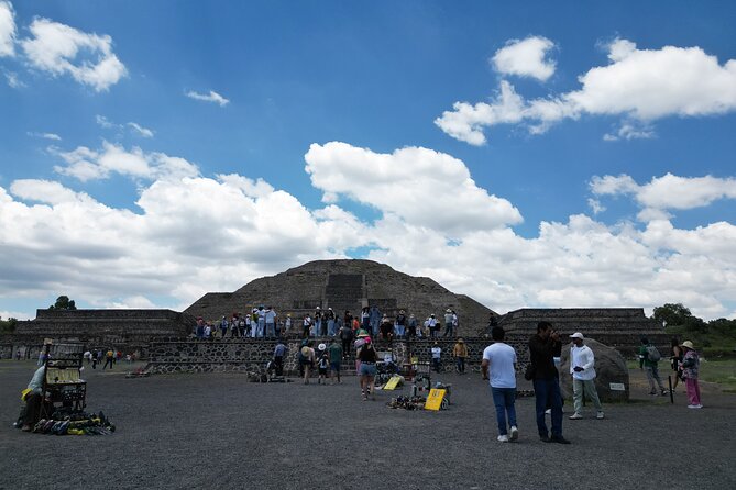 Tour to Teotihuacan with visit to ancient caves and CDMX transportation - Transportation from central Mexico City