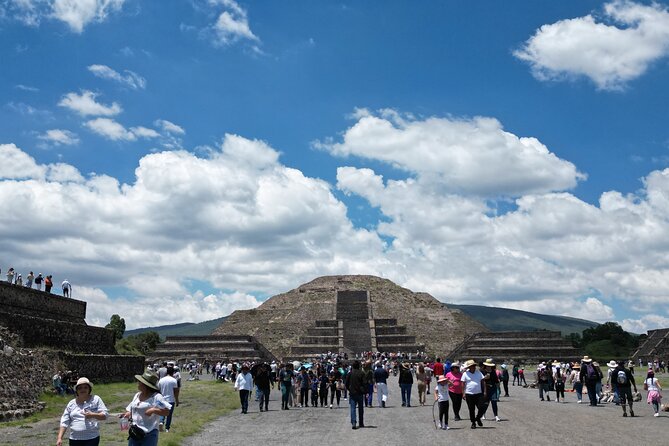 Tour to Teotihuacan with visit to ancient caves and CDMX transportation - The agave, obsidian, and liquor presentation