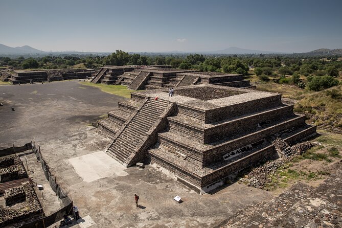 Unlock Teotihuacan Pyramids: Private Tour & Delicious Local Lunch - What $220 per person really buys