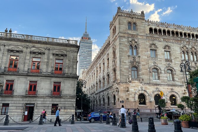 Walking Tour in Mexico City for Exploring their Cultural Heritage - Santo Domingo and the contrast between old Mexico and modern art