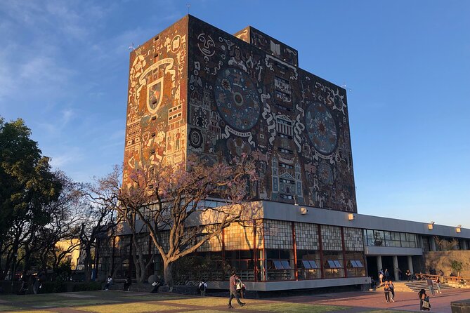 Xochimilco floating gardens, Coyoacan and UNAM murals - The long road to Xochimilco